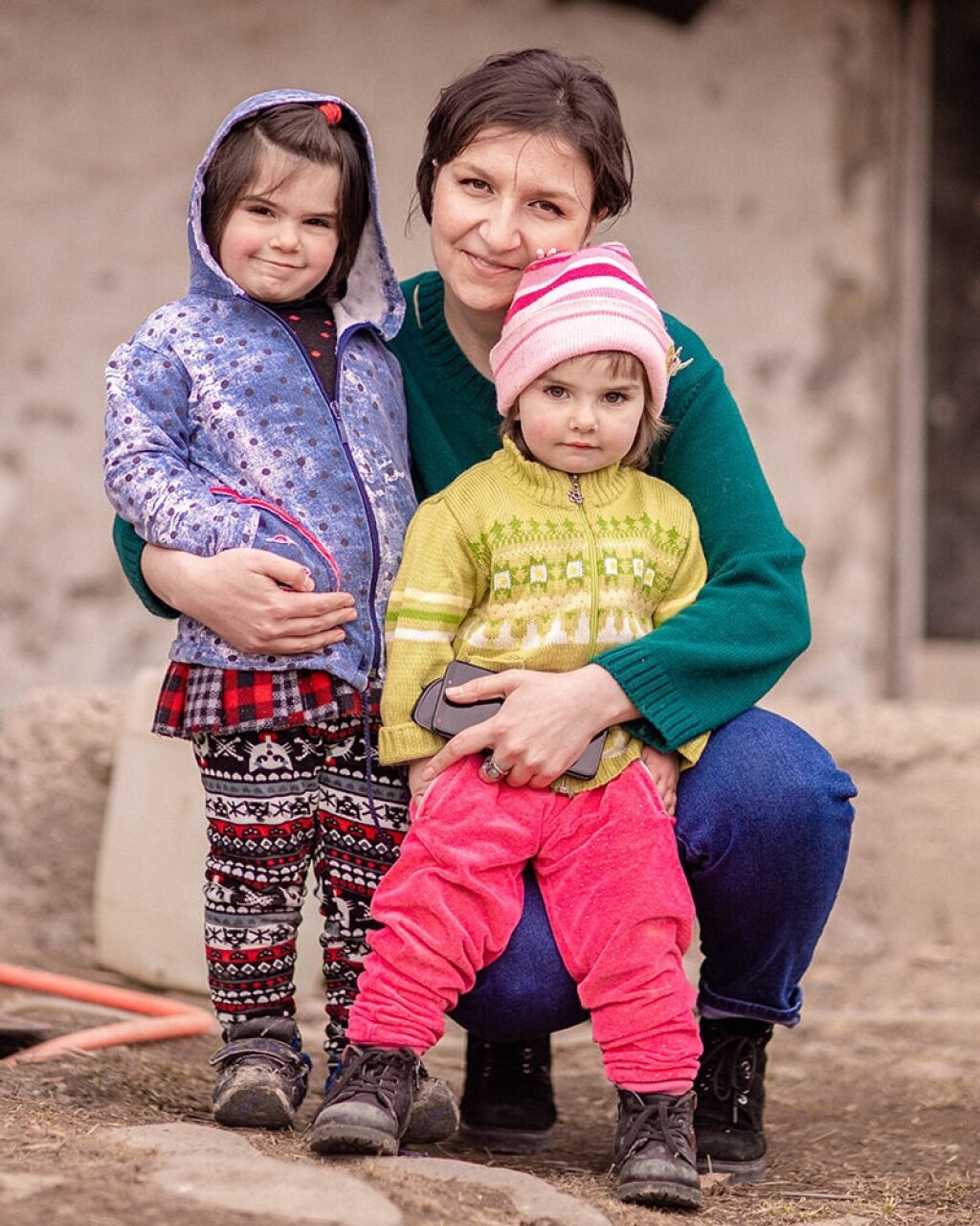 Testimonial afbeelding van Mariam Antonyan, leider van de Little Star Fund in Armenië, met haar armen om 2 kinderen die gevlucht zijn vanuit de oorlogssituatie in Armenië.